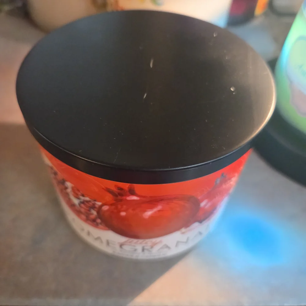 Kringle Candle juicy pomegranate